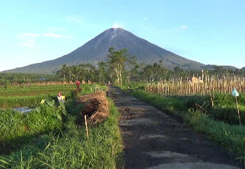 Gunung Semeru Masih Fluktuatif dan Berpotensi Luncurkan Awan Panas Lagi