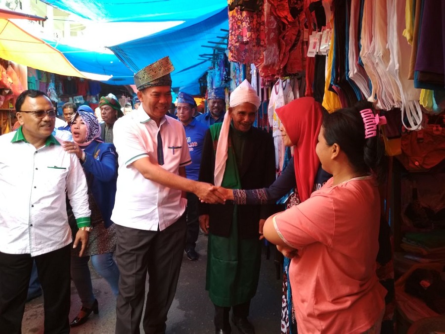 Firdaus Diarak Dengan Becak ke Pasar Ujung Batu
