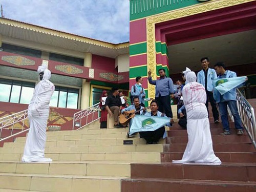 BEM Universitas Riau Bawa 'Pocong' ke DPRD Riau