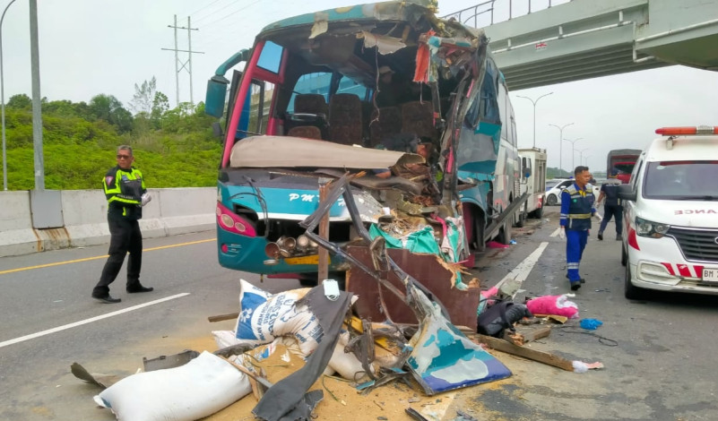 Bus PMTOH Tabrak Truk di Tol Permai, 1 Tewas dan Sopir Bus Menghilang