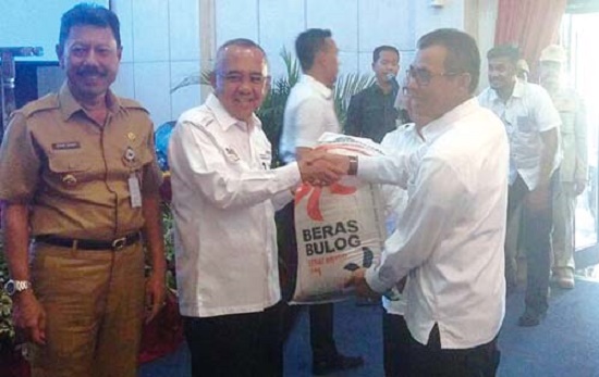 Banjir Kuansing, Bupati Terima 10 Ton Beras dari Gubri