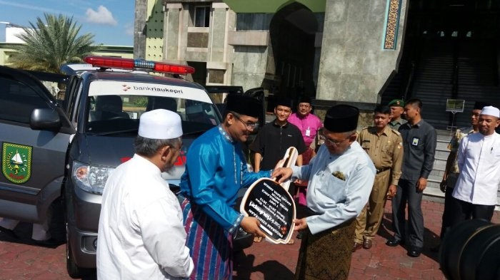 Gubri Serahkan Ambulans ke Pengurus Masjid Agung Annur