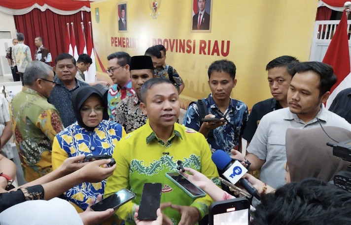 Gubernur Riau Gandeng Perusahaan Perbaiki Jalan Rusak Akibat Kendaraan ODOL