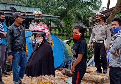 Truk Fuso Tabrak Rumah Berisi Satu Keluarga yang Sedang Tertidur Pulas, Satu Tewas
