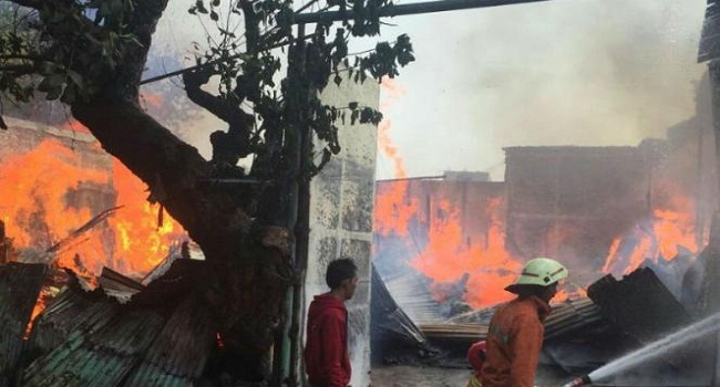 Api Lalap Pabrik Kayu di Cipinang Muara
