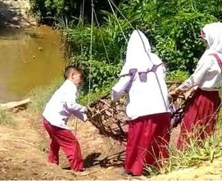 Bupati Kampar Tinjau Lokasi Siswa SD Naik 'Keranjang Terbang', Ini Janjinya