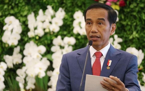 Jokowi Teken Aturan Gubernur Maju Pilpres Harus Izin Presiden