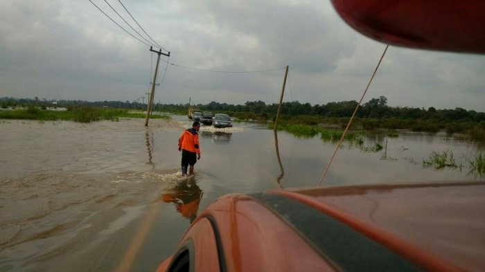 Volume Air Sungai Kampar Meningkat, Jalan di Langgam Putus