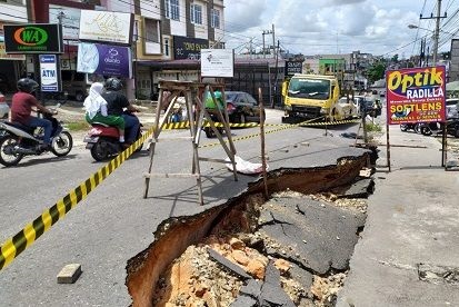 Ruas Jalan di Pekanbaru Amblas 50 Meter, Perbaikan Butuh Waktu Seminggu