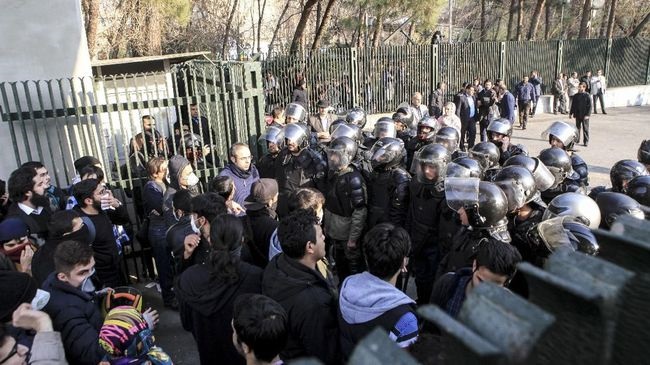 Demonstrasi di Iran Memanas, 450 Orang Ditangkap
