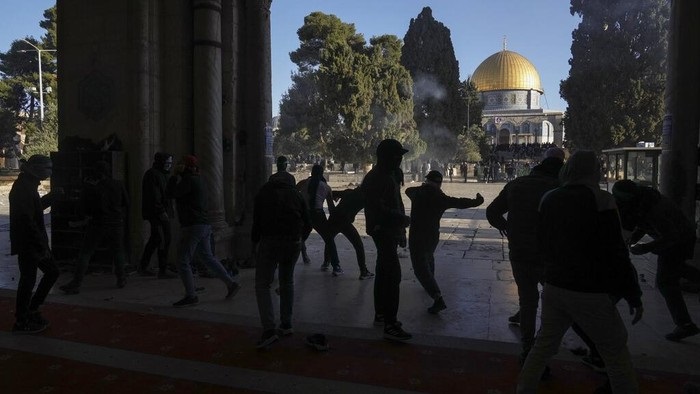 100 Orang Luka Akibat Bentrok Warga Palestina Vs Polisi Israel di Al-Aqsa
