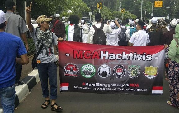 Spanduk Muslim Cyber Army Terbentang di Aksi 64