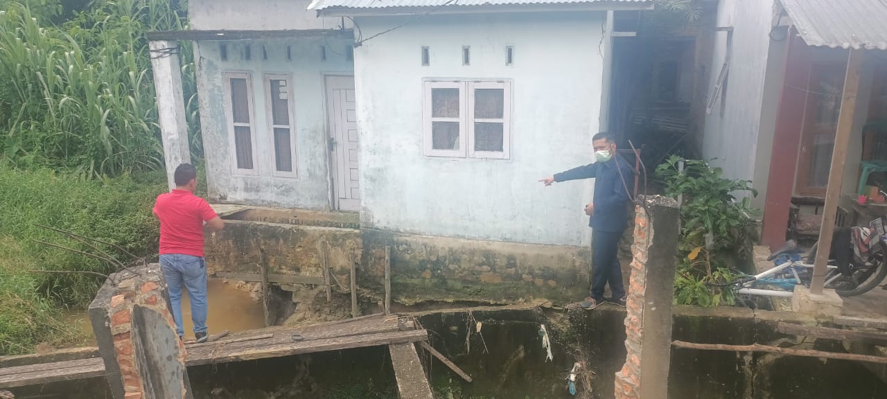 Rumah Warga Nyaris Roboh Akibat Terjangan Air, Wakil Ketua DPRD Pekanbaru Langsung Turun Ke Lokasi