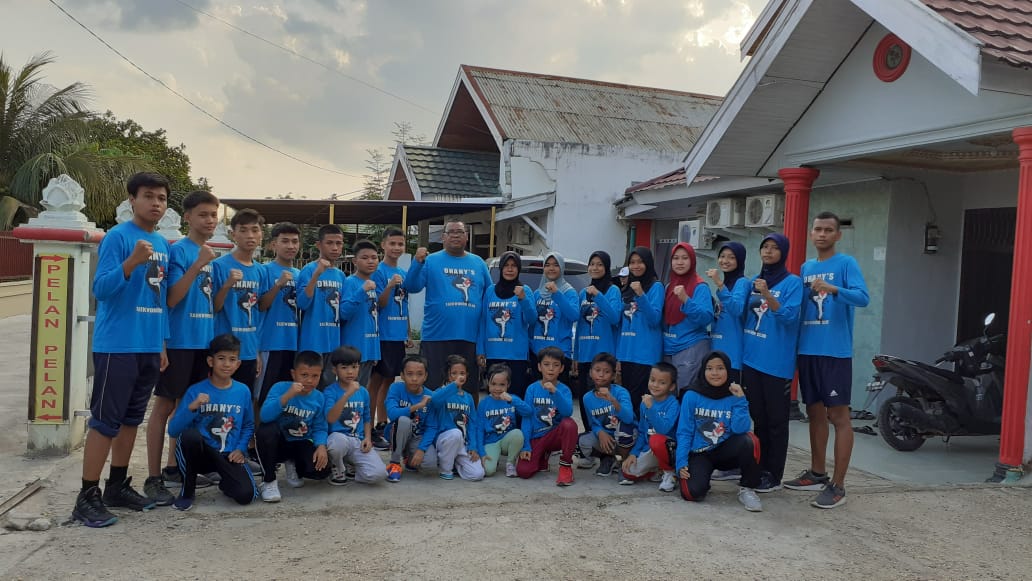 Dhanys Club Pekanbaru Bawa Pulang 8 Emas  4 Perak dan 10 Perunggu Di Kejuaraan Taekwondo Jambi mi