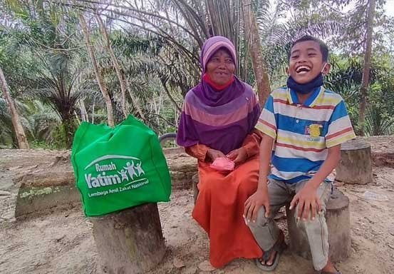Senangnya Syaiful Dapat Bantuan Parcel Lebaran dari Rumah Yatim, Bocah Tegar yang Berbakti