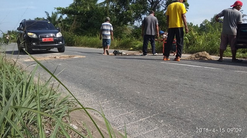 Meski Sering Dilalui Mobil Plat Merah, Lubang ini Semakin Menganga