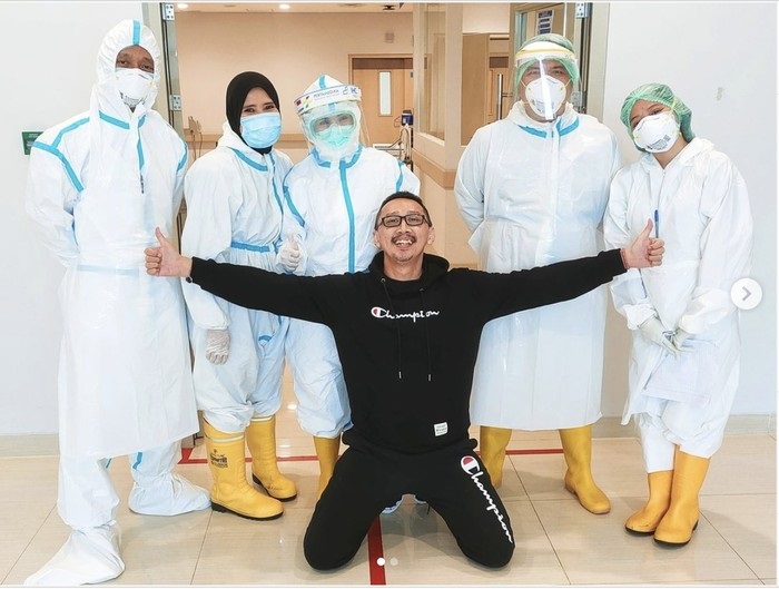 Merasa Hampir Mati, Abu Janda Sujud Syukur Sembuh dari COVID-19