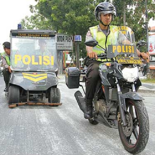 Polresta Pekanbaru Membersihkan Ranjau Paku di Jalan Sudirman