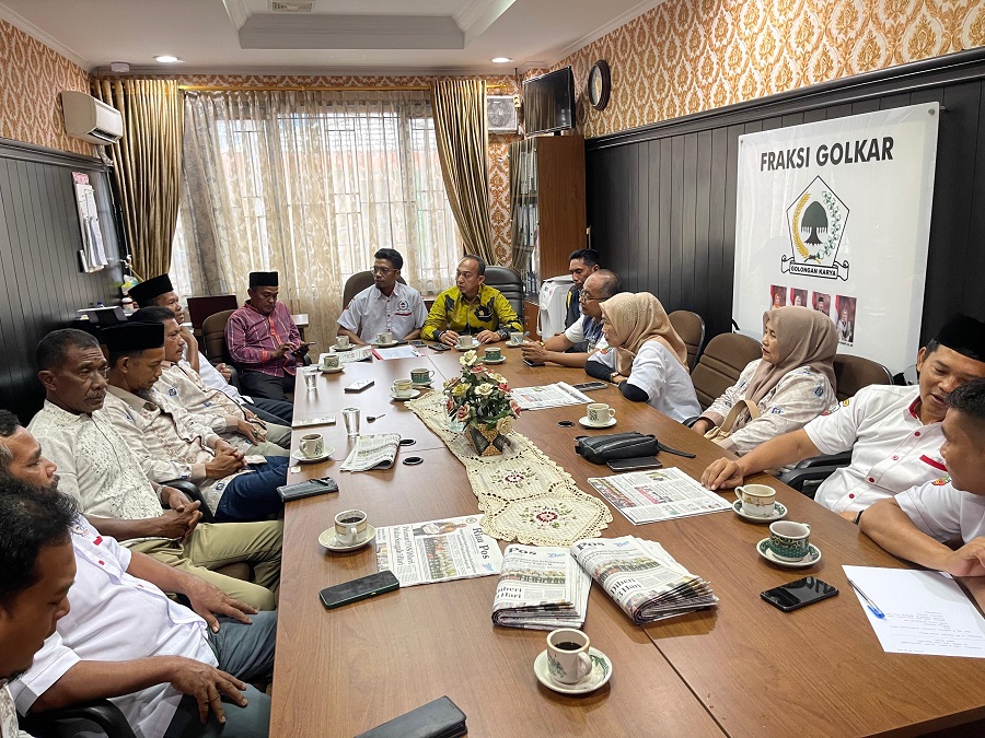 Puluhan RT/RW dan LPM Sialang Munggu Datangi Fraksi Golkar Pekanbaru, Ini Masalahnya!