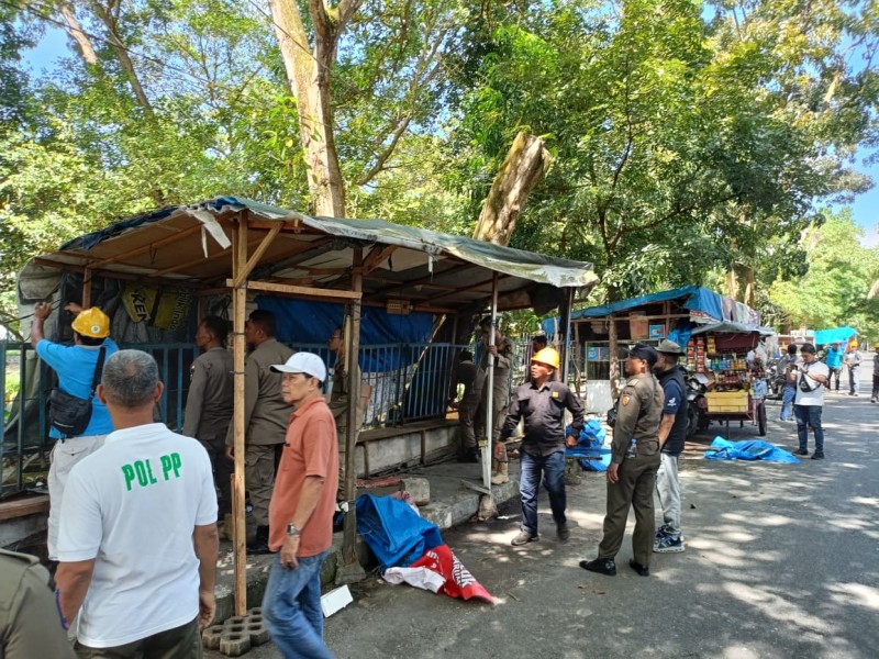Satpol PP Tertibkan Puluhan PKL di Taman Kota Pekanbaru demi Wajah Kota yang Estetis