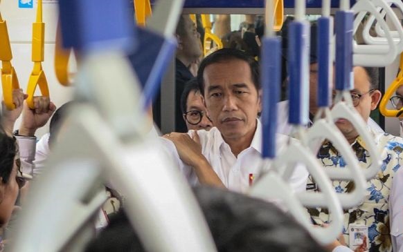 Kurangi Polusi, Jokowi Sarankan Anies Perbanyak Bus Listrik