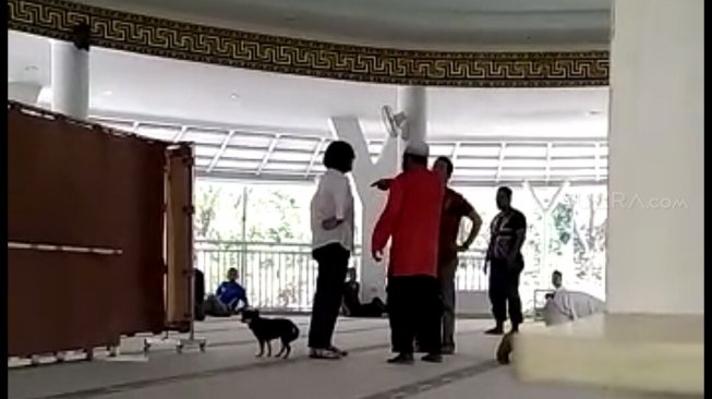 Perempuan Pembawa Anjing ke Masjid Bogor Jadi Tersangka Penodaan Agama