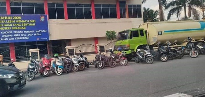 Buat Macet, Warga Keluhkan Keberadaan Truk Tangki di Jalan Gajah Mada