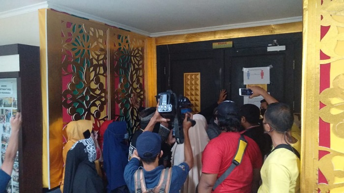 Demonstran Datangi DPRD Sambil Bawa Sembako  Untuk Pemko  dan Ketua DPRD