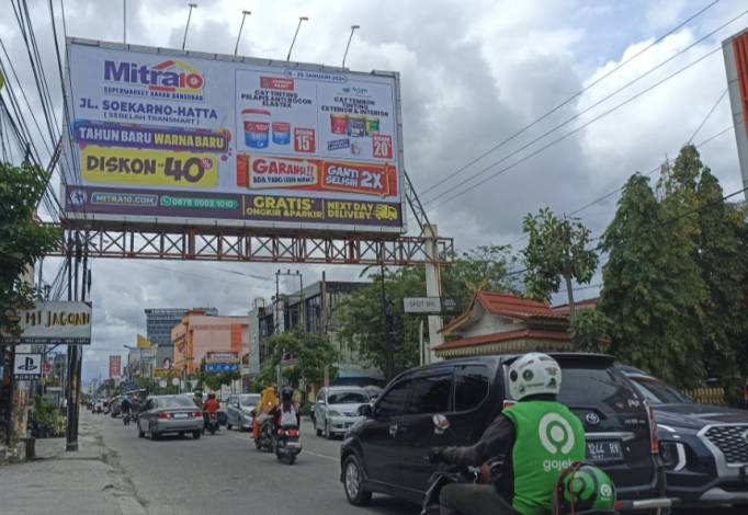 Satpol PP Pekanbaru Siap Tebang Tiang Reklame Ilegal