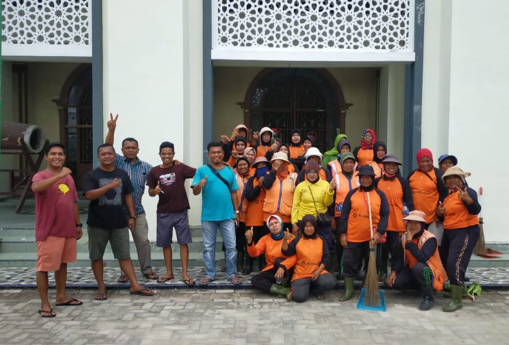 Pasukan Orange DLH Rohul Bersihkan Masjid Al Ihsan Ujung Batu