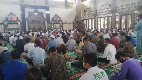 Usai Diserang Malam Tadi, Ustaz Yazid Kembali Pimpin Salat Jumat