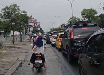 Hujan Deras Sebabkan Banjir dan Kemacetan Parah di Sejumlah Ruas Jalan Pekanbaru