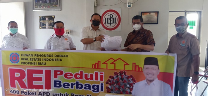 REI Riau Salurkan 400 Paket APD ke IDI Riau dan 800 Sembako Untuk Warga