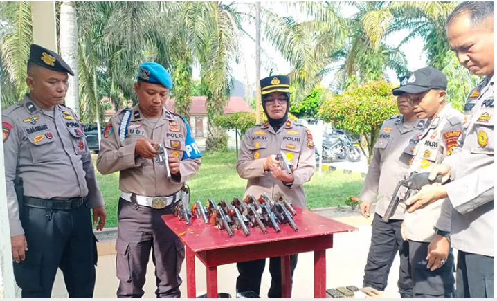 Cek Rutin! Kapolsek Pinggir Awasi Kelengkapan Dinas dan Peralatan Karlahut