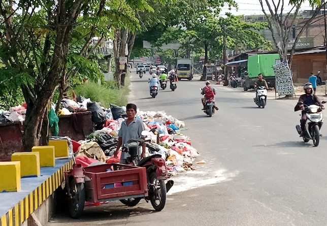 Warga Pekanbaru Keluhkan Bau Menyengat dari Sampah di Jalan Paus