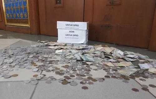 Wah.., Ada Uang Receh Satu Kardus Berserakan di Lantai Gedung DPRD Riau, Begini Penampakannya...