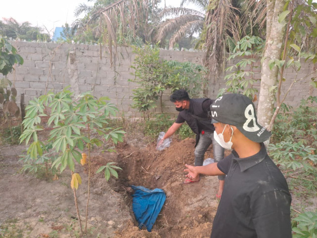 Warga Siak Heboh! Mayat Pria Terkubur di Kebun Belakang Rumah, Ditutup Terpal Biru