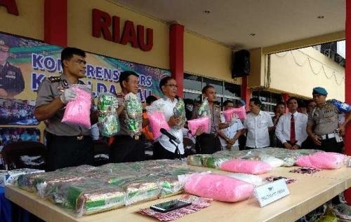 Dibekuk saat di Kapal Roro Bengkalis, Polda Riau Riau Sita 55 Kilogram Sabu dan 46 Ribu Lebih Pil Ek