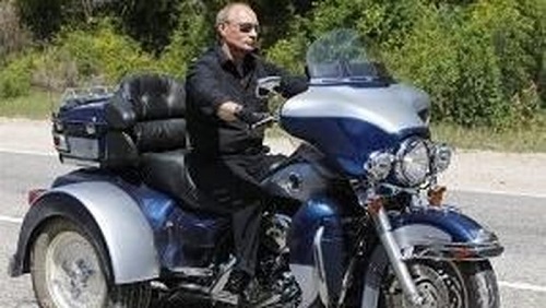 Beda Jokowi Beda Putin, Presiden Rusia Ditilang karena Lupa Pakai Helm