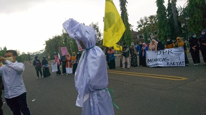 Ada Penampakan 'Pocong' di Demo Mahasiswa Tolak Omnibus Law di Cilegon