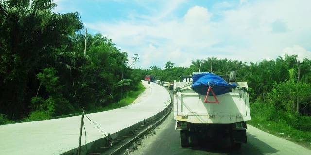 Jalan Lintas Timur Berlakukan Sistem Buka - Tutup , Macet Total Berjam-Jam Tak Terhindarkan
