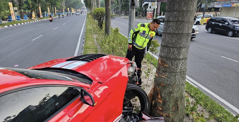 Mobil Sport Ford Mustang Tabrak Pohon di Depan Hotel Batiqa Pekanbaru, Pengemudi Luka Serius