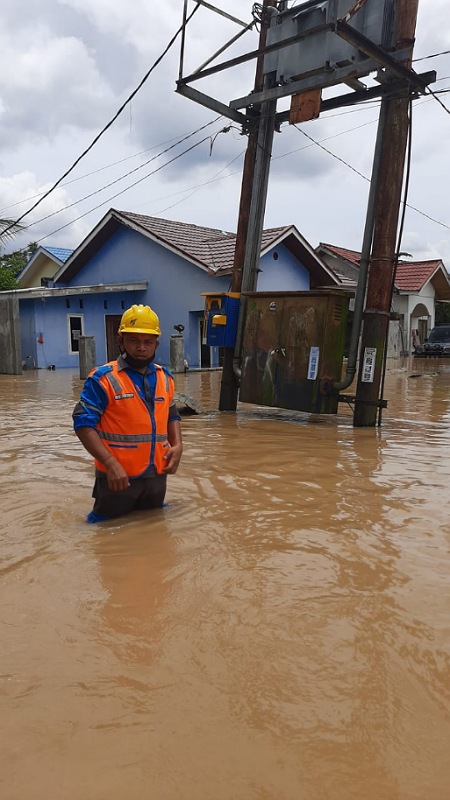 Akibat Banjir di Bukit Raya, PLN Terpaksa Padamkan 3 Gardu Distribusi