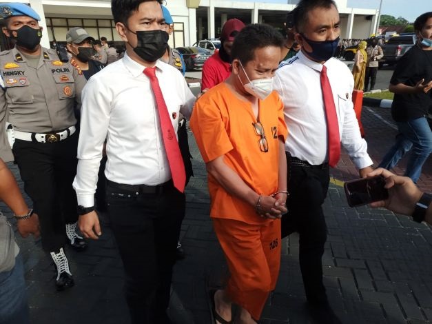 Dengan Tangan Diborgol dan Memakai Baju Tahanan, Kadiskes Meranti Ditahan di Mapolda Riau