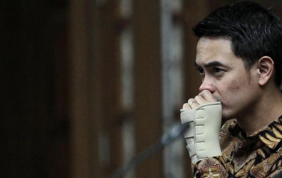 Zumi Zola Divonis 6 Tahun Bui dan Hak Politiknya Dicabut