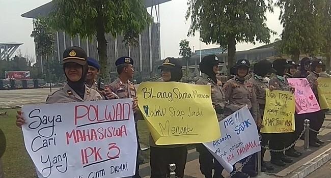 Demo Mahasiswa di Kantor Gubernur Riau Disambut Polwan Cantik