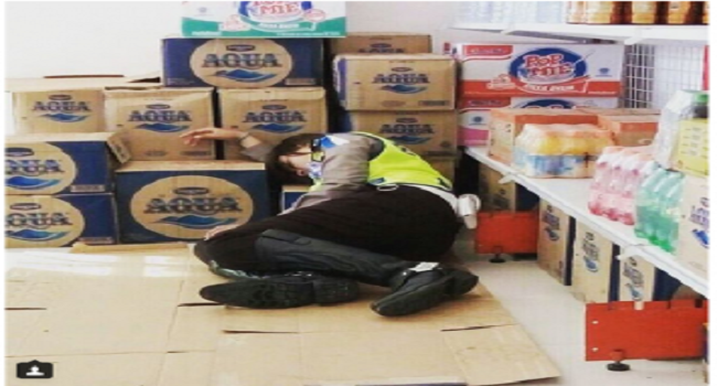 Polwan Tidur Beralaskan Karton Bekas di Minimarket