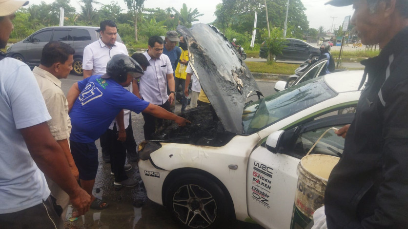 Korsleting Listrik, Mobil Terbakar di Simpang Jalan Sudirman Rumbai Pekanbaru