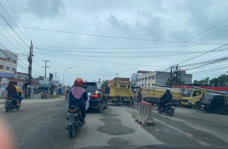 Macet Kronis di Simpang Jalan Melati Garuda Sakti Pekanbaru, Warga Minta Jalan Segera Diperbaiki