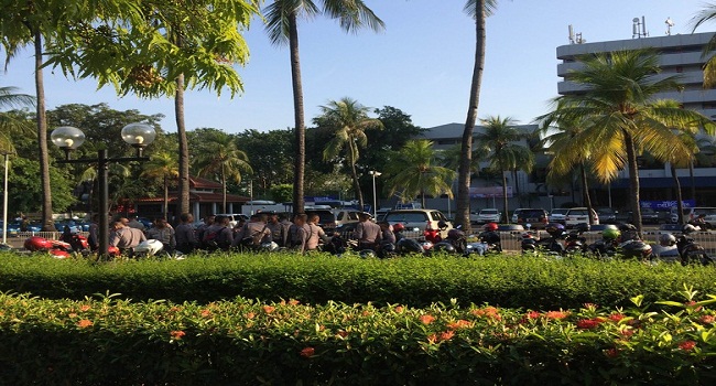 Pagi Ini Ratusan Polisi Siaga di Hotel Mercure Antisipasi Demo Bonek